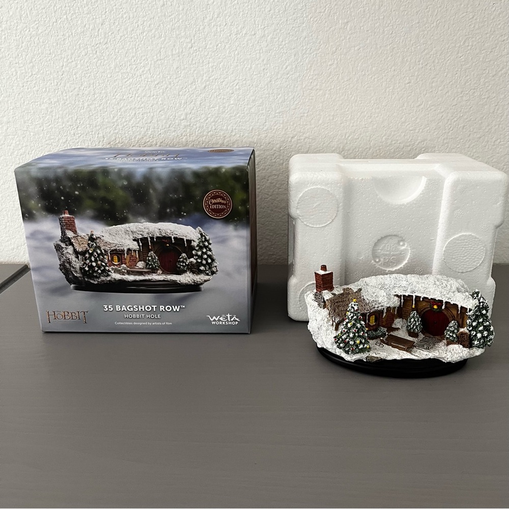 WETA Workshop Lord of the Rings 35 Bagshot Row Hobbit Hole (Christmas Edition)